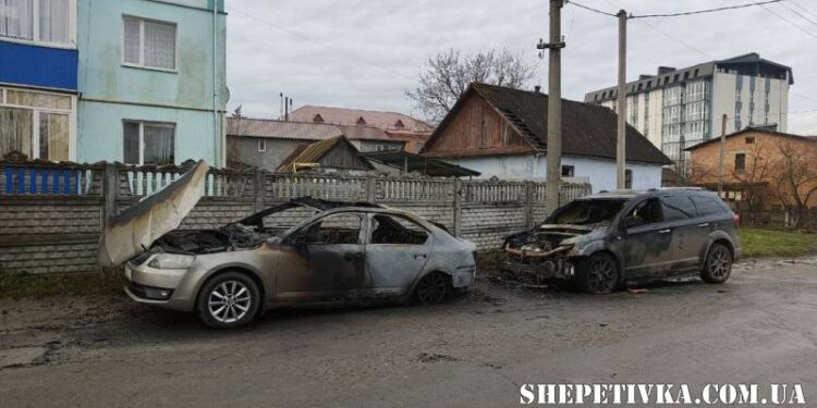 У Ізяславі загадково зайнялось два автомобіля —Хмельнитчина
