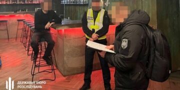 У Києві ДБР викрило правоохоронців, які намагались перепродати квартиру померлої людини