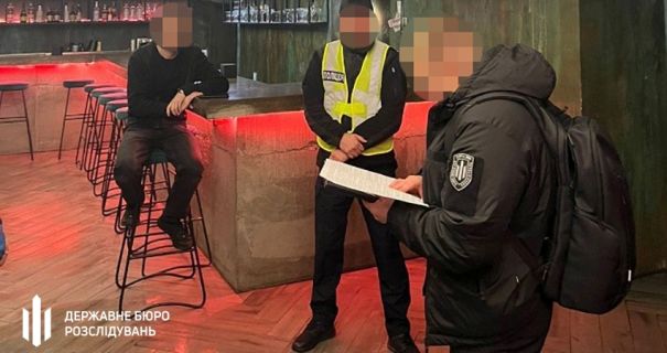 У Києві ДБР викрило правоохоронців, які намагались перепродати квартиру померлої людини