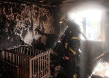 У Києві рятувальник ліквідовував пожежу у власній домівці, у яку влучили росіяни