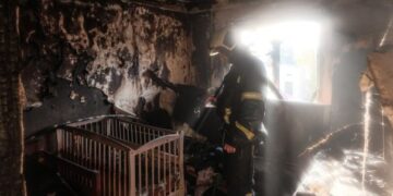 У Києві рятувальник ліквідовував пожежу у власній домівці, у яку влучили росіяни