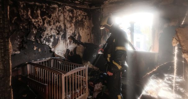 У Києві рятувальник ліквідовував пожежу у власній домівці, у яку влучили росіяни