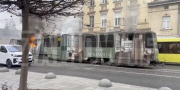 У Львові вщент згорів трамвай: відео інциденту