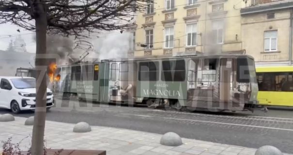 У Львові вщент згорів трамвай: відео інциденту