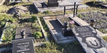 У селі на Черкащині вандали зруйнували десятки пам’ятників на кладовищі