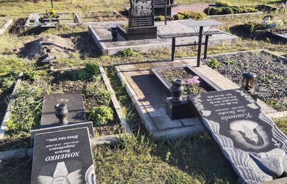У селі на Черкащині вандали зруйнували десятки пам’ятників на кладовищі