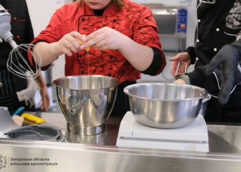 У Запоріжжі майбутні кухарі щодня готують 310 порцій здорової їжі для школярів – як працює Кулінарний хаб | Новости Запорожья