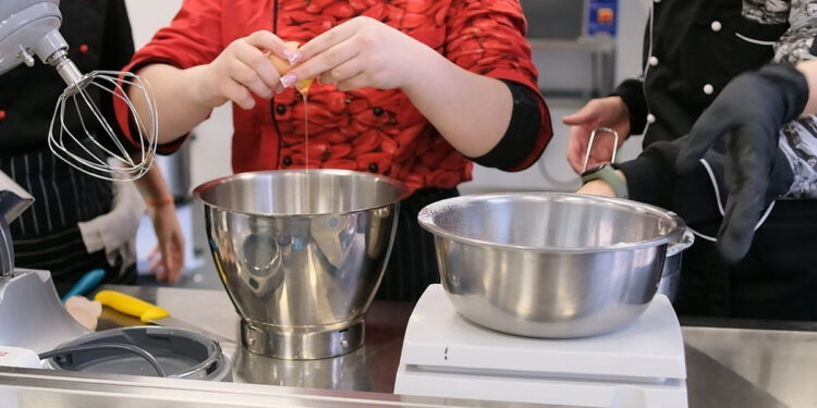 У Запоріжжі майбутні кухарі щодня готують 310 порцій здорової їжі для школярів – як працює Кулінарний хаб | Новости Запорожья