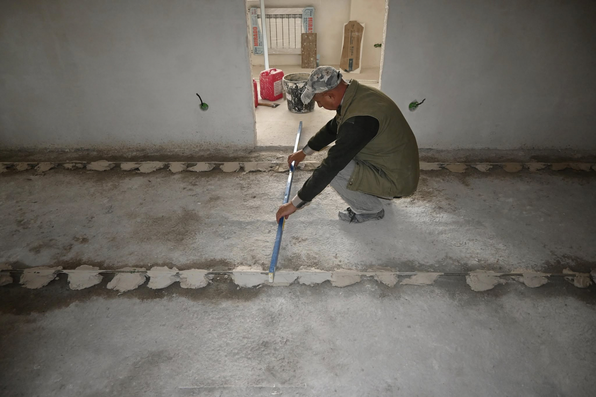 Активно працюють у квартирах та подвір’ї - як просувається відновлення будинку на Скіфській у Запоріжжі (фото)