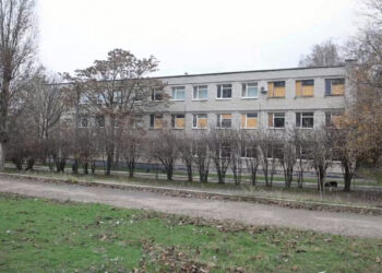 У запорізькій гімназії готуються до зими – встановлюють ударостійкі вікна з плівкою замість OSB-плит | Новости Запорожья