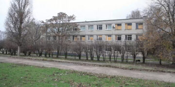 У запорізькій гімназії готуються до зими – встановлюють ударостійкі вікна з плівкою замість OSB-плит | Новости Запорожья