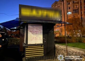 Викрали цифрові гаджети з кіоску фастфуду – у Миколаєві поліцейські оперативно затримали двох чоловіків за підозрою у крадіжці » Миколаївський Оглядач