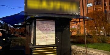 Викрали цифрові гаджети з кіоску фастфуду – у Миколаєві поліцейські оперативно затримали двох чоловіків за підозрою у крадіжці » Миколаївський Оглядач