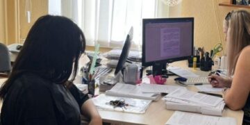 Залишила 7-місячного сина одного на 5 днів: у Києві судитимуть 17-річну матір