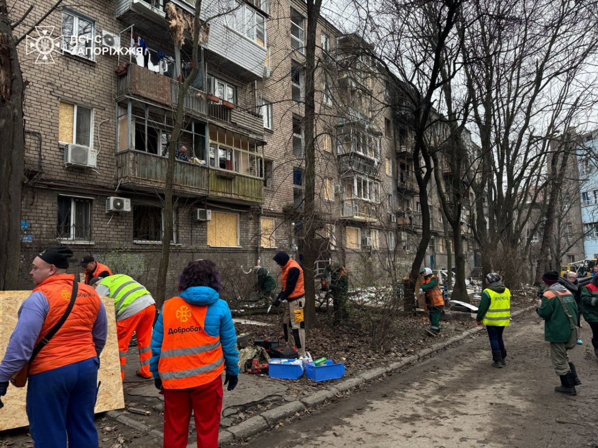 Поранення, руйнування, пожежі: вночі Запоріжжя зазнало масованої атаки ворожих дронів - що відомо про наслідки
