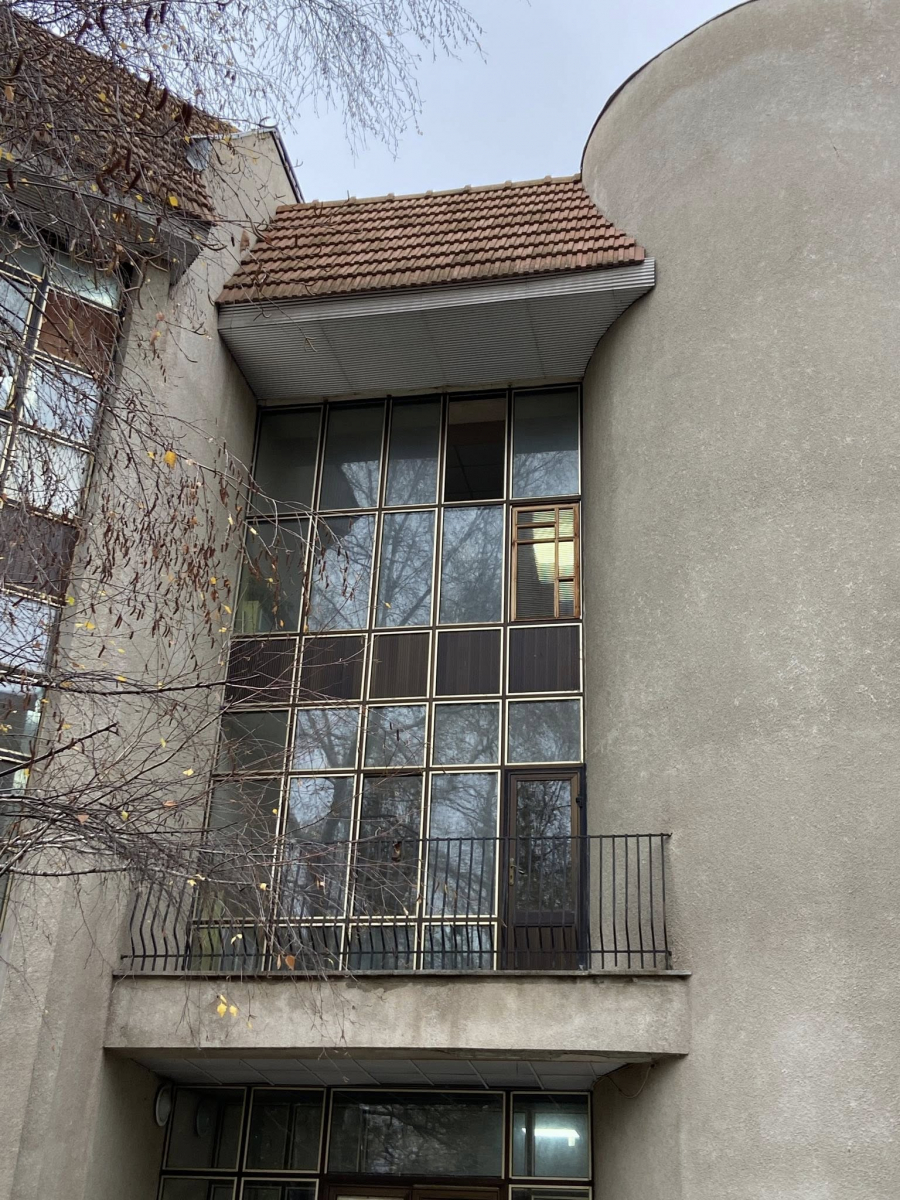 У Запоріжжі в ніч на 30 жовтня під час ракетно-дронової атаки постраждала будівля митниці (фото)