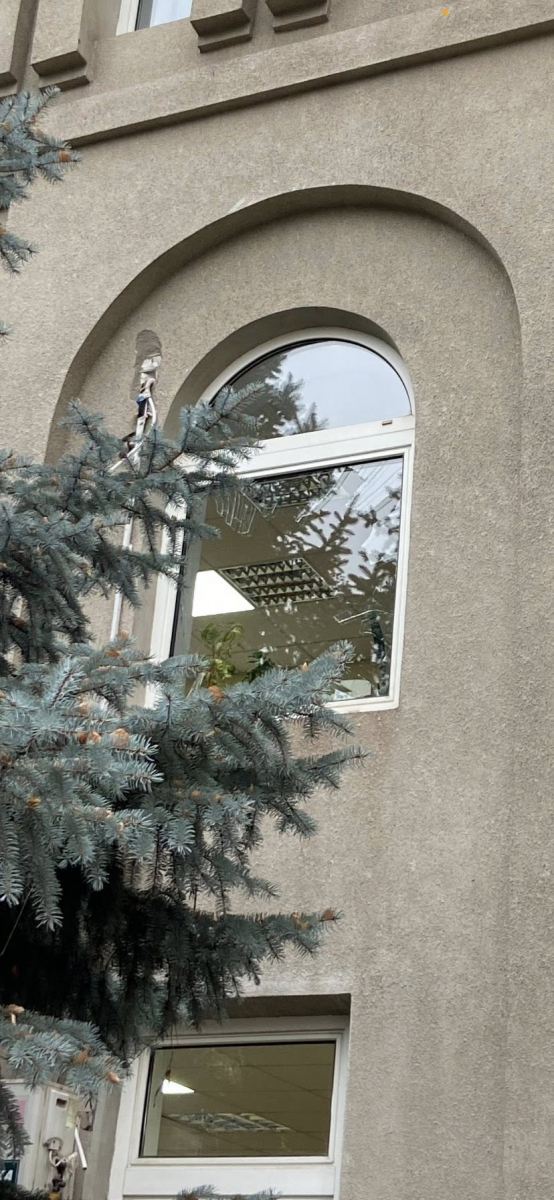 У Запоріжжі в ніч на 30 жовтня під час ракетно-дронової атаки постраждала будівля митниці (фото)