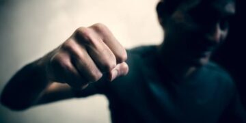 Зламане ребро та синці: славутчанин побив чоловіка та жінку на вулиці —Хмельнитчина