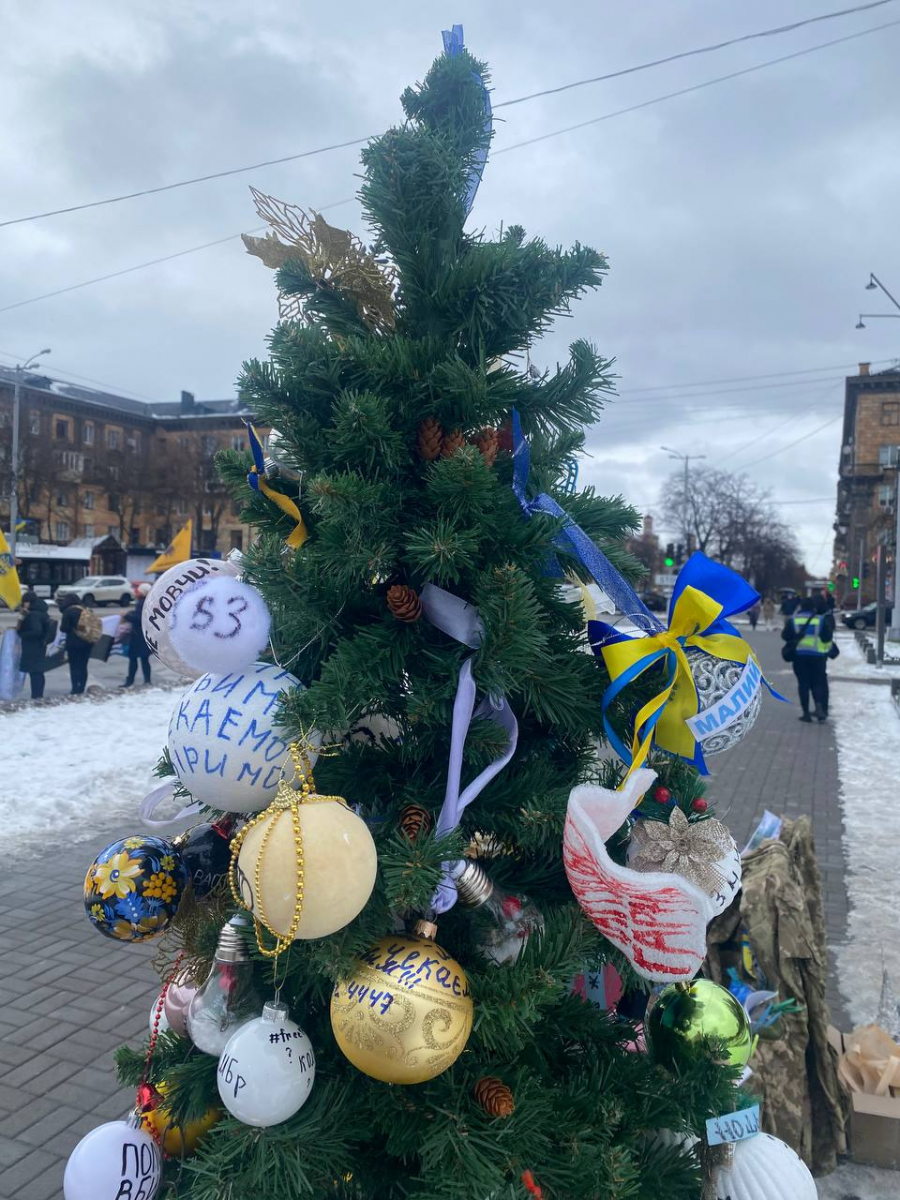 Четверте Різдво в полоні - у центрі Запоріжжя встановили ялинку з колючим дротом та стіл з порожніми стільцями (фото)