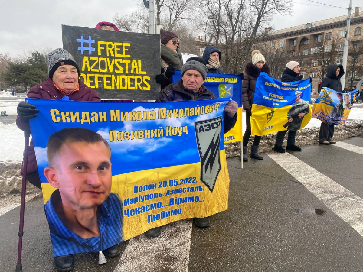 Четверте Різдво в полоні - у центрі Запоріжжя встановили ялинку з колючим дротом та стіл з порожніми стільцями (фото)