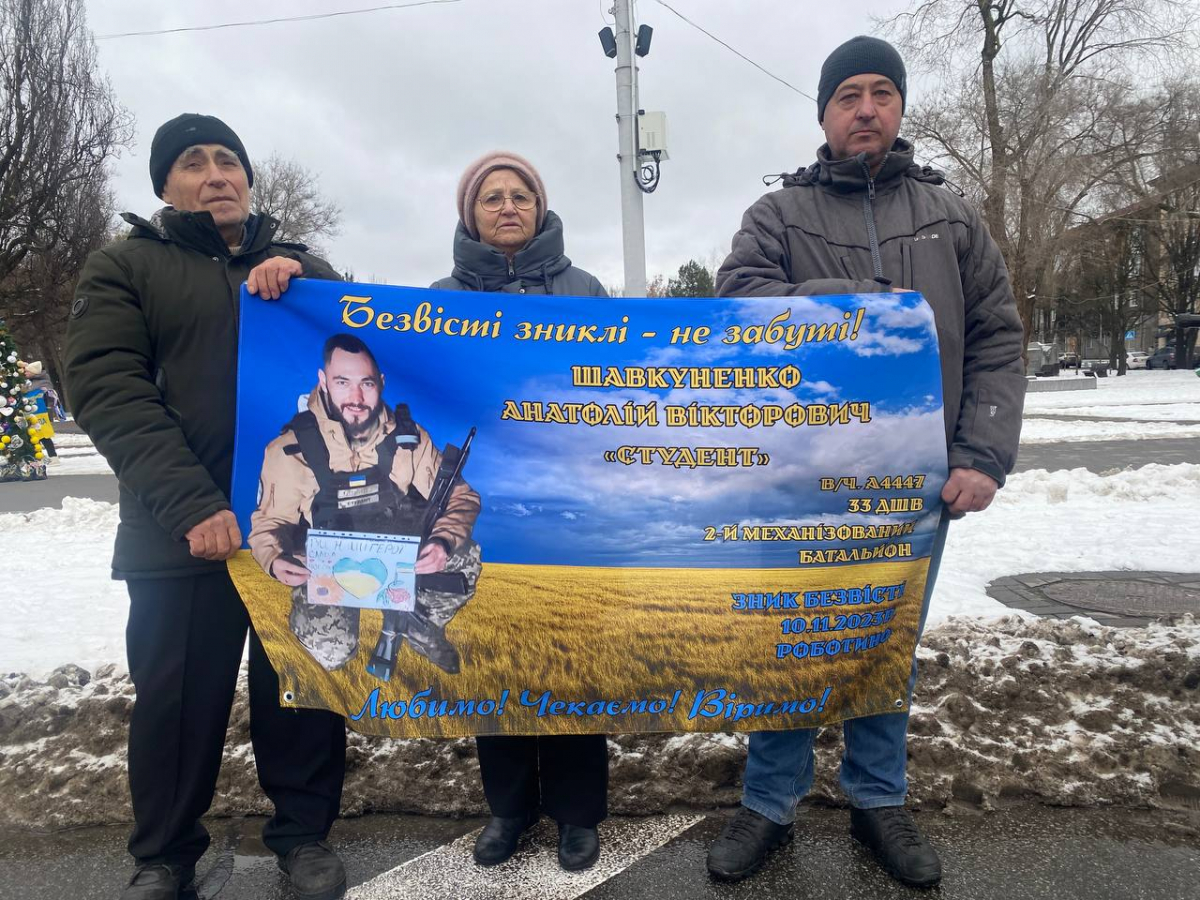 Четверте Різдво в полоні - у центрі Запоріжжя встановили ялинку з колючим дротом та стіл з порожніми стільцями (фото)