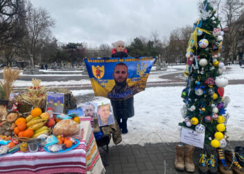 Акція в центрі Запоріжжя, фото – ялинка з колючим дротом для полонених | Новости Запорожья