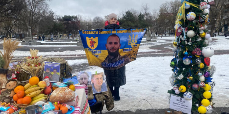 Акція в центрі Запоріжжя, фото – ялинка з колючим дротом для полонених | Новости Запорожья