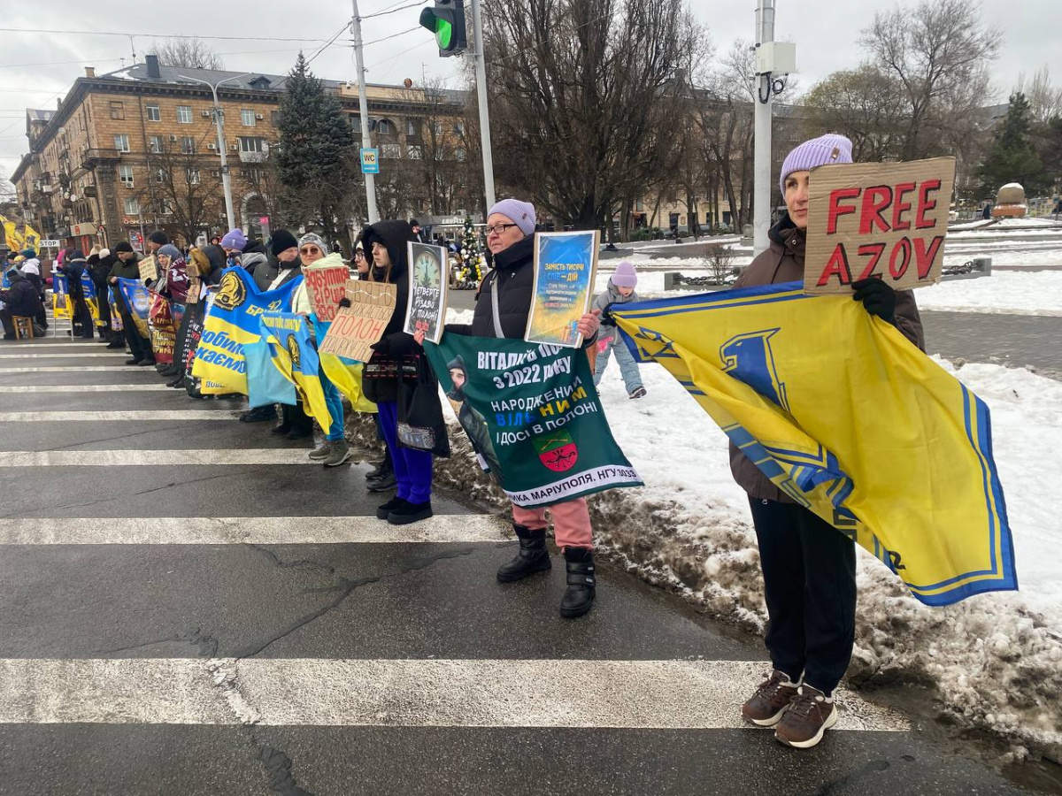 Четверте Різдво в полоні - у центрі Запоріжжя встановили ялинку з колючим дротом та стіл з порожніми стільцями (фото)
