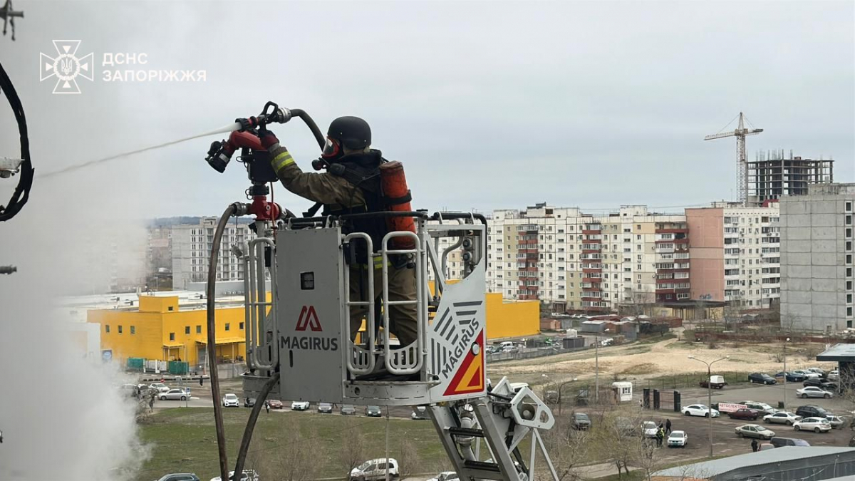 "Мені тільки що з голови діставали скло" - мешканці Запоріжжя розповіли, як пережили авіаудар КАБами (фото)