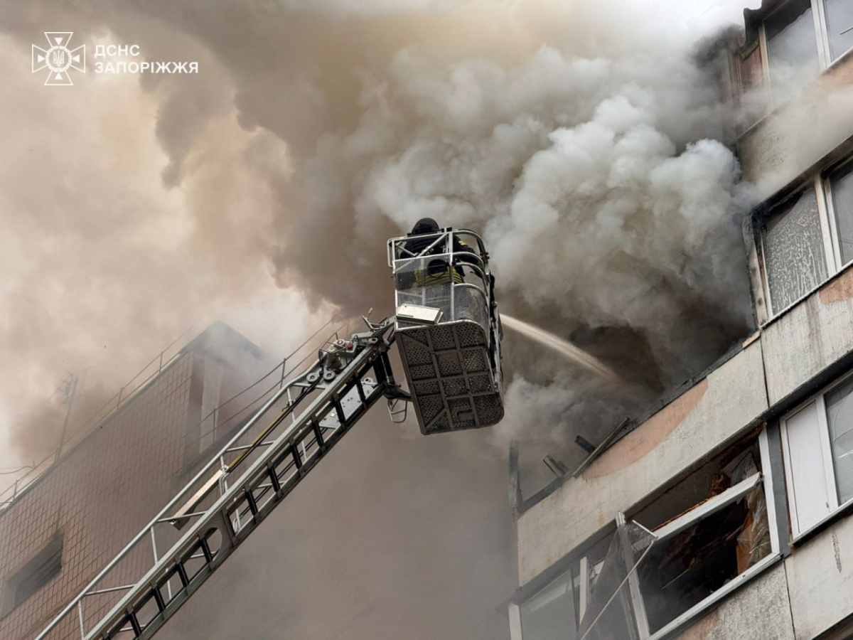 "Мені тільки що з голови діставали скло" - мешканці Запоріжжя розповіли, як пережили авіаудар КАБами (фото)