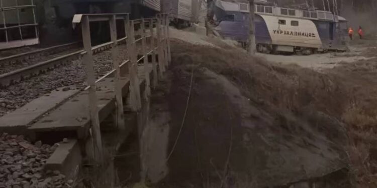 Через влучання БпЛА зійшов з рейок вантажний та пасажирський потяг: у Шепетівці організовано шатли —Хмельнитчина