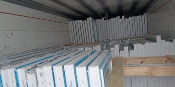 До Канева доставили вікна ще для двох пошкоджених будинків