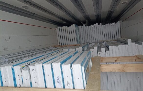 До Канева доставили вікна ще для двох пошкоджених будинків