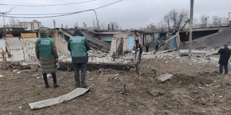 Екоінспекція показала наслідки удару КАБами в Космічному районі Запоріжжя – зафіксовано руйнування, засмічення | Новости Запорожья