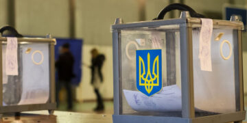 «Коли проблеми на фронті — запускають тему виборів»: Оксана Савчук про політичні маніпуляції під час війни