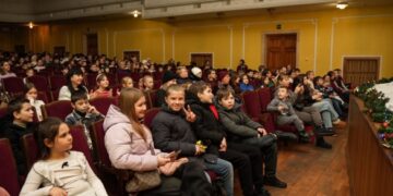 Колядки, вертеп і подарунки: у черкаській філармонії відбулося різдвяне свято для дітей