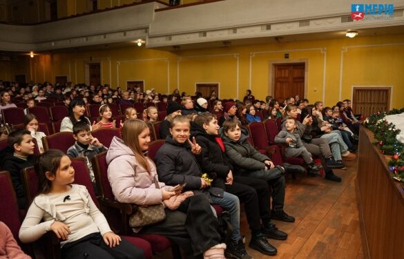 Колядки, вертеп і подарунки: у черкаській філармонії відбулося різдвяне свято для дітей