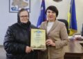 Майже 200 виїздів на фронт: в Умані волонтерку “бабусю Зіну” відзначили за підтримку українських захисників