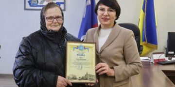 Майже 200 виїздів на фронт: в Умані волонтерку “бабусю Зіну” відзначили за підтримку українських захисників