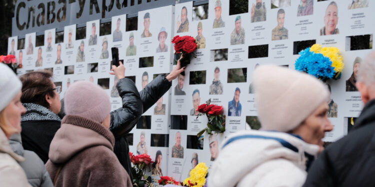 На Алеї пам’яті у Запоріжжі відкрили 4 нові стенди з 336 портретами загиблих воїнів – родини вшанували пам’ять Героїв | Новости Запорожья