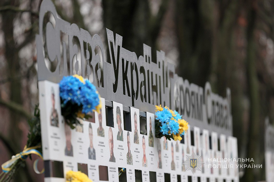 Обличчя Героїв: у Запоріжжі на Алеї пам’яті відкрили нові стенди з портретами полеглих на війні захисників (фото, відео)