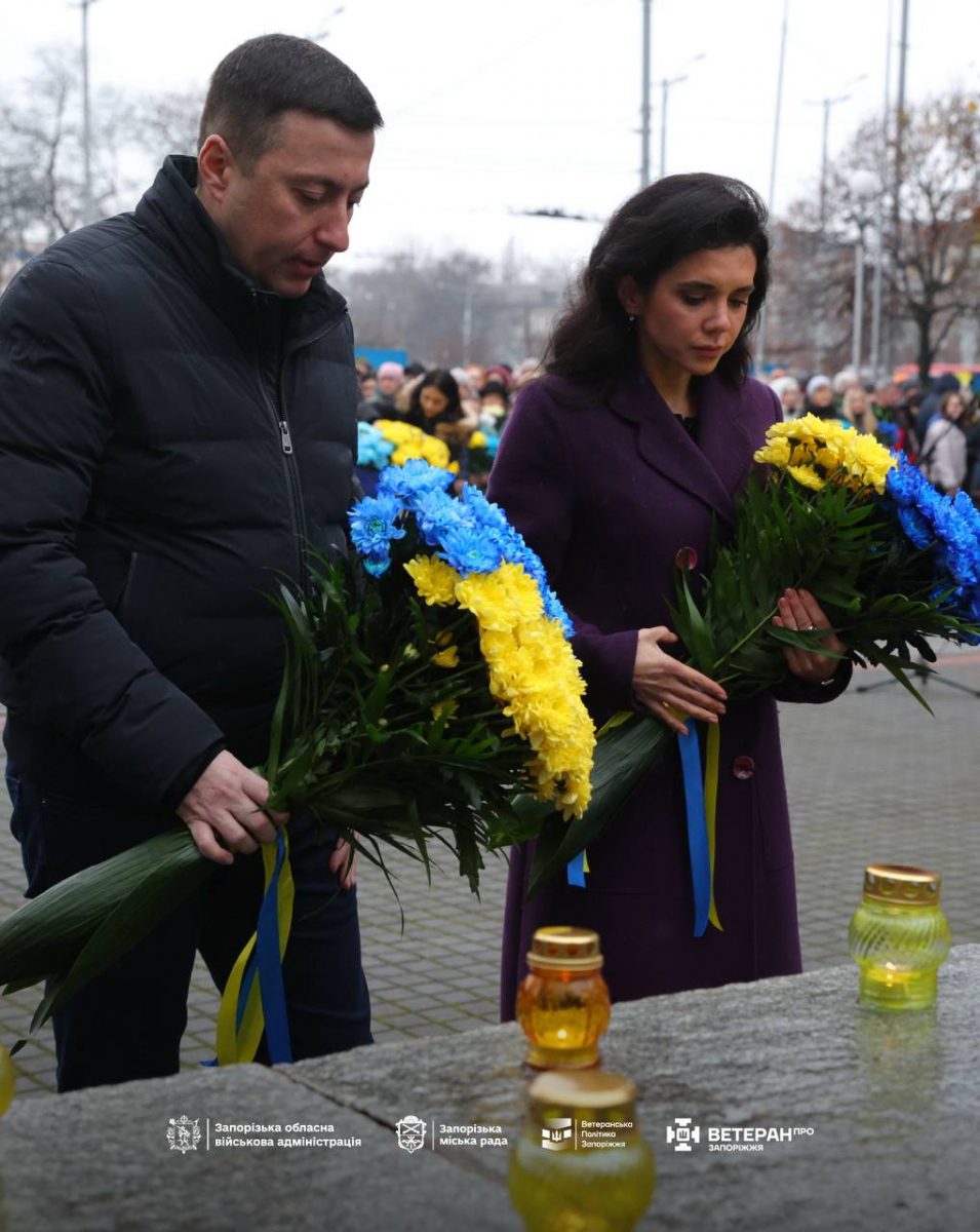 Обличчя Героїв: у Запоріжжі на Алеї пам’яті відкрили нові стенди з портретами полеглих на війні захисників (фото, відео)
