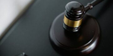 На Львівщині 15-річна дівчинка подавала до суду на власну матір: жінку позбавили батьківських прав – що вона зробила не так деталі судової справи