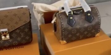 На Львівщині на кордоні зупинили мікроавтобус із брендовими сумками та годинниками