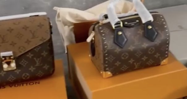 На Львівщині на кордоні зупинили мікроавтобус із брендовими сумками та годинниками