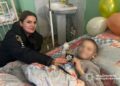 На Уманщині поліцейські навідують у лікарні хлопчика, який постраждав від домашнього насильства