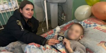 На Уманщині поліцейські навідують у лікарні хлопчика, який постраждав від домашнього насильства