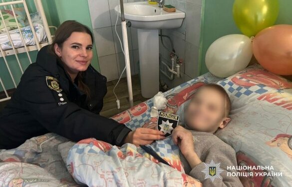 На Уманщині поліцейські навідують у лікарні хлопчика, який постраждав від домашнього насильства