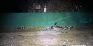 На Золотоніщині неповнолітній мотоцикліст напідпитку врізався в електроопору та паркан