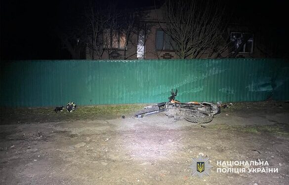 На Золотоніщині неповнолітній мотоцикліст напідпитку врізався в електроопору та паркан